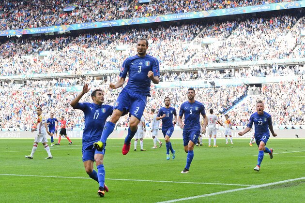 PARIS, FRANCE - JUNE 27:  Giorgio Chiellini of Italy celebrates scoring the opening goal with their team mates during their UEFA Euro 2016 round of 16 match between Italy and Spain at Stade de France on June 27, 2016 in Paris, France.  (Photo by David Ramos/Getty Images)