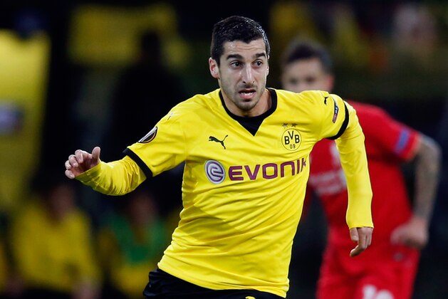 DORTMUND, NORTH RHINE-WESTPHALIA - APRIL 07:  Henrikh Mkhitaryan of Dortmund runs with the ball during the UEFA Europa League quarter final first leg match between Borussia Dortmund and Liverpool at Signal Iduna Park on April 7, 2016 in Dortmund, Germany.  (Photo by Boris Streubel/Getty Images)