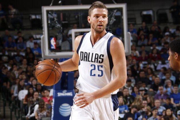 DALLAS, TX - MARCH 12:  Chandler Parsons #25 of the Dallas Mavericks dribbles the ball against the Indiana Pacers on March 12, 2016 at the American Airlines Center in Dallas, Texas. NOTE TO USER: User expressly acknowledges and agrees that, by downloading and or using this photograph, User is consenting to the terms and conditions of the Getty Images License Agreement. Mandatory Copyright Notice: Copyright 2016 NBAE (Photo by Glenn James/NBAE via Getty Images)