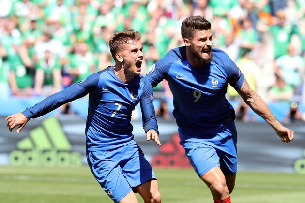 TOPSHOT - France's forward Antoine Griezmann (L) celebrates scoring a goal next to France's forward Olivier Giroud during the Euro 2016 round of 16 football match between France and Republic of Ireland at the Parc Olympique Lyonnais stadium in Décines-Charpieu, near Lyon, on June 26, 2016.  / AFP / Valery HACHE        (Photo credit should read VALERY HACHE/AFP/Getty Images)