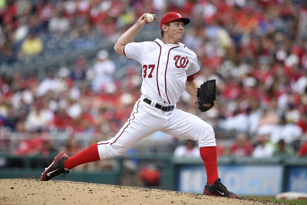 Stephen Strasburg, de los Nacionales de Washington, hace un lanzamiento en la quinta entrada del juego contra los Rojos de Cincinnati, el domingo 3 de julio de 2016 (AP Foto/Nick Wass)