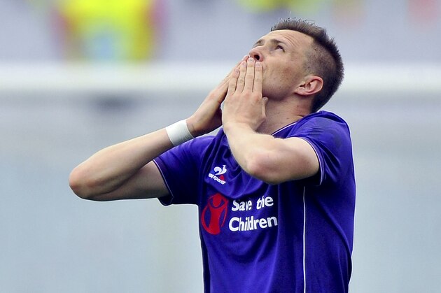 Fiorentina's Josip Ilicic celebrates after scoring during a Serie A soccer match between Fiorentina and Sassuolo, at the Artemio Franchi stadium in Florence, Italy, Sunday, April 17, 2016. (Maurizio Degl'Innocenti/ANSA via AP)