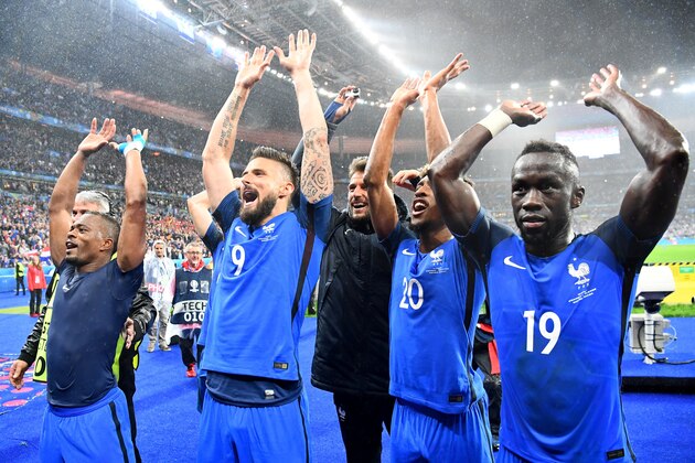 France's defender Patrice Evra (L), forward Olivier Giroud (2nd L), forward Kingsley Coman (2nd R) and France's defender Bacary Sagna (R) acknowledge the fans after France beat Iceland 5-2 in the Euro 2016 quarter-final football match between France and Iceland at the Stade de France in Saint-Denis, near Paris, on July 3, 2016.
 / AFP / FRANCK FIFE        (Photo credit should read FRANCK FIFE/AFP/Getty Images)