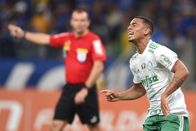 BELO HORIZONTE, BRAZIL - JUNE 25: Gabriel Jesus #33 of Palmeiras celebrates a scored goal against Cruzeiro during a match between Palmeiras and Cruzeiro as part of Brasileirao Series A 2016 at Mineirao stadium on June 25, 2016 in Belo Horizonte, Brazil. (Photo by Pedro Vilela/Getty Images)