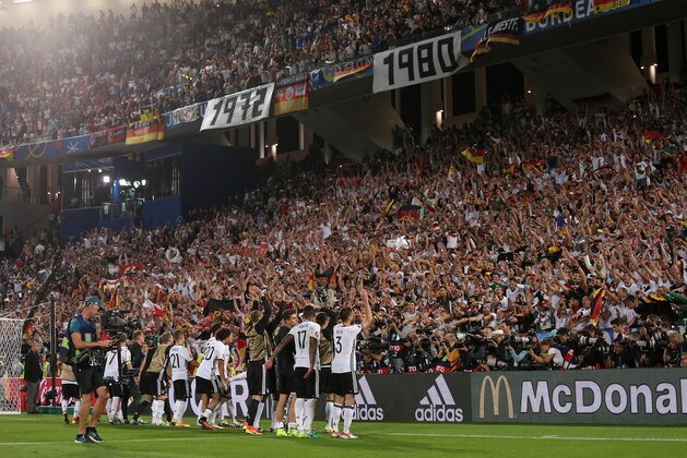 BORDEAUX, FRANCE - JULY 02: Germany players celebrate in front of their supporters after beating Italy on penalties during the UEFA Euro 2016 quarter final match between Germany and Italy at Stade Matmut Atlantique on July 2, 2016 in Bordeaux, France. (Photo by Matthew Ashton - AMA/Getty Images)