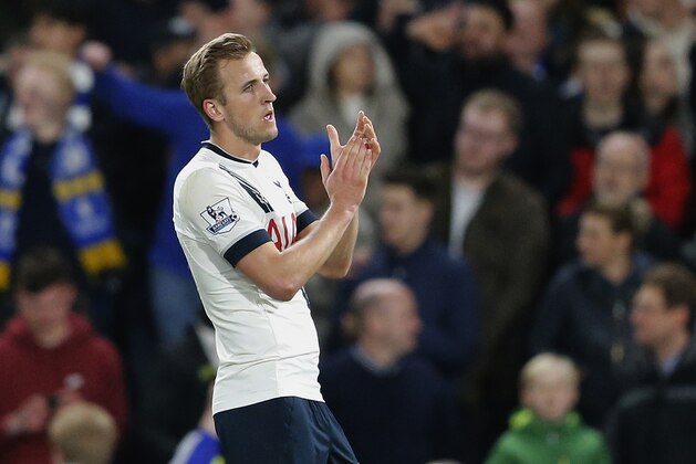 Tottenham's Harry Kane applauds the fans after the English Premier League soccer match between Chelsea and Tottenham Hotspur at Stamford Bridge stadium in London, Monday, May 2, 2016. (AP Photo/Frank Augstein)