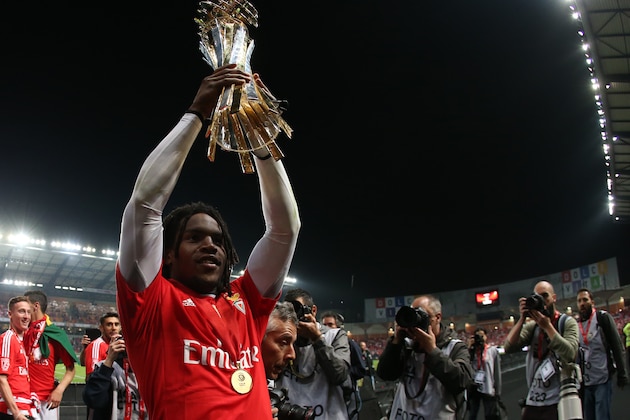 COIMBRA, PORTUGAL - MAY 20: SL Benfica's midfielder Renato Sanches celebrates with trophy after winning the Portuguese League Cup Title at the end of the Taca CTT Final match between SL Benfica and CS Maritimo at Estadio Efapel Cidade de Coimbra on May 20, 2016 in Coimbra, Portugal.  (Photo by Gualter Fatia/Getty Images)
