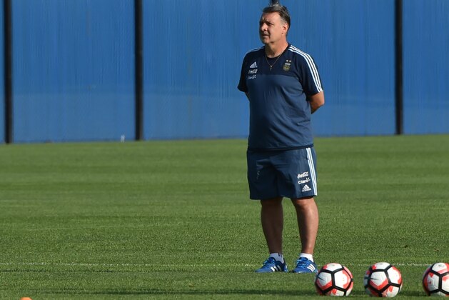 Argentina's national team coach Gerardo Martino takes part in a training session at Quest Diagnostics training centre in East Rutherford, New Jersey on June 24, 2016.
Argentina will face Chile on June 26 in their final match of the Copa America Centenario. / AFP / NELSON ALMEIDA        (Photo credit should read NELSON ALMEIDA/AFP/Getty Images)