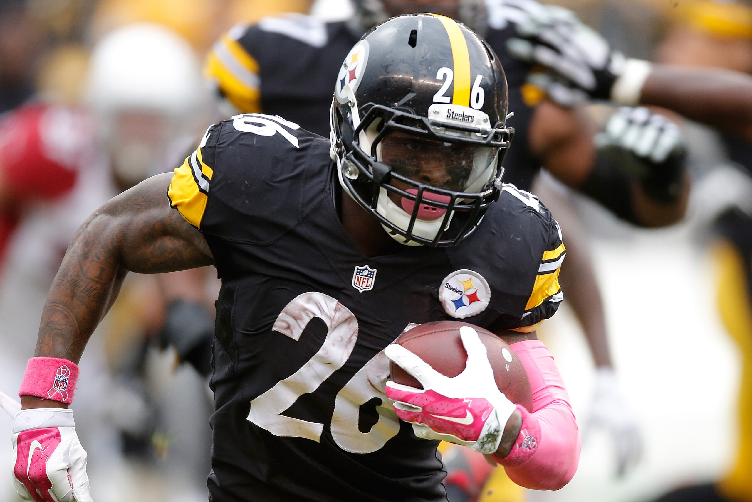 PITTSBURGH, PA - OCTOBER 18:  Le'Veon Bell #26 of the Pittsburgh Steelers carries the ball against the Arizona Cardinals at Heinz Field on October 18, 2015 in Pittsburgh, Pennsylvania.  (Photo by Gregory Shamus/Getty Images)