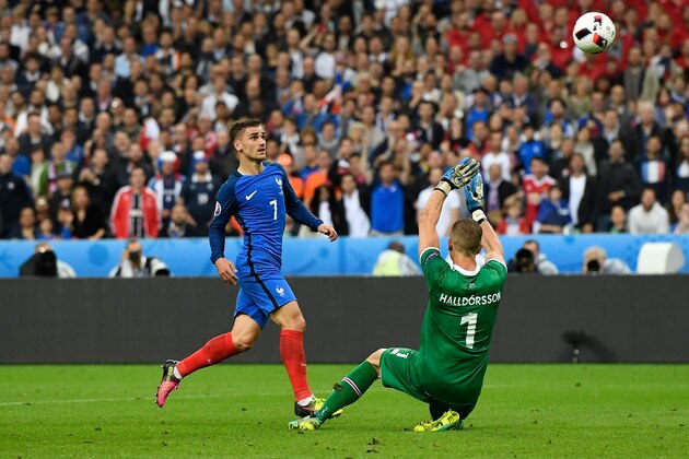 PARIS, FRANCE - JULY 03:  Antoine Griezmann (L) of France scores his team's fourth goal past Hannes Halldorsson (R) of Iceland during the UEFA EURO 2016 quarter final match between France and Iceland at Stade de France on July 3, 2016 in Paris, France.  (Photo by Mike Hewitt/Getty Images)