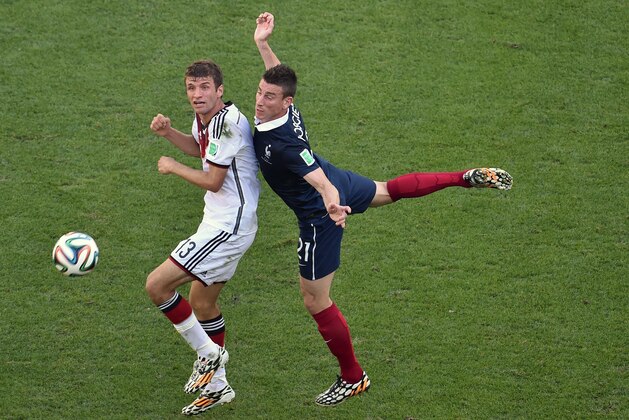 France's defender Laurent Koscielny (R) challenges Germany's forward Thomas Mueller during the quarter-final football match between France and Germany at The Maracana Stadium in Rio de Janeiro on July 4, 2014,during the 2014 FIFA World Cup.  AFP PHOTO / FRANCOIS XAVIER MARIT/POOL        (Photo credit should read FRANCOIS XAVIER MARIT/AFP/Getty Images)