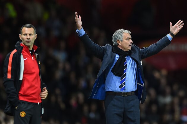 MANCHESTER, ENGLAND - OCTOBER 26:  Chelsea Manager Jose Mourinho (R) protests  during the Barclays Premier League match between Manchester United and Chelsea at Old Trafford on October 26, 2014 in Manchester, England.  (Photo by Laurence Griffiths/Getty Images)