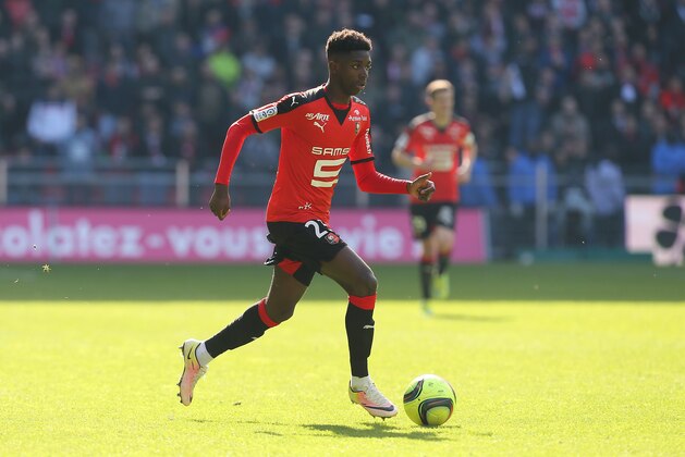 Rennes' Ousmane Dembele dribbles the ball during his French League One soccer match against Guingamp, Sunday, April 17, 2016, in Rennes, western France. (AP Photo/David Vincent)