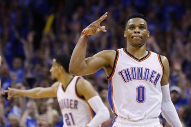 El base Russell Westbrook (0), del Thunder de Oklahoma City, festeja tras encestar un triple en el cuarto periodo del sexto juego de la segunda ronda de los playoffs de la Conferencia del Oeste de la NBA ante los Spurs de San Antonio en Oklahoma City, el jueves 12 de mayo de 2016. Oklahoma City ganó 113-99 y de medirá con los Warriors en la final de conferencia. (AP Photo/Alonzo Adams)
