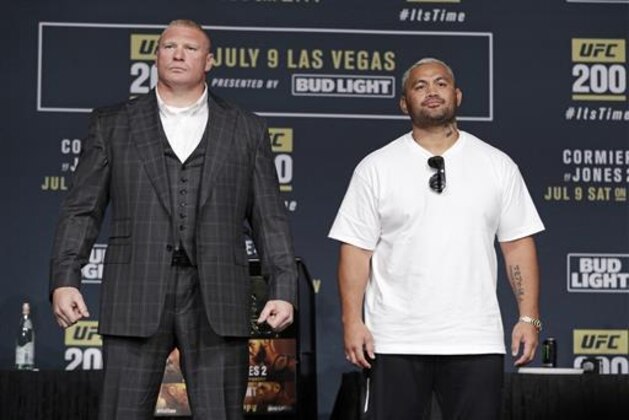 Brock Lesnar, left, and Mark Hunt pose for photographers during a UFC 200 mixed martial arts news conference, Wednesday, July 6, 2016, in Las Vegas. The two are scheduled to fight in a heavyweight fight at UFC 200 on Saturday. (AP Photo/John Locher)