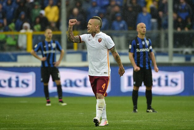 Roma's midfielder from Belgium Radja Nainggolan celebrates after scoring celebrates after scoring during the Italian Serie A football match Atalanta vs AS Roma on April 17, 2016 at the Azzuri d'Italia stadium in Bergamo.  / AFP / OLIVIER MORIN        (Photo credit should read OLIVIER MORIN/AFP/Getty Images)