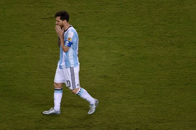 TOPSHOT - Argentina's Lionel Messi walks after missing his shot during the penalty shoot-out against Chile during the Copa America Centenario final in East Rutherford, New Jersey, United States, on June 26, 2016.  / AFP / DON EMMERT        (Photo credit should read DON EMMERT/AFP/Getty Images)