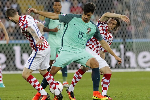 From left, Croatia's Ivan Perisic, Portugal's Andre Gomes and Croatia's Luka Modric fight for the ball during the Euro 2016 round of 16 soccer match between Croatia and Portugal at the Bollaert stadium in Lens, France, Saturday, June 25, 2016. (AP Photo/ Michel Spingler)