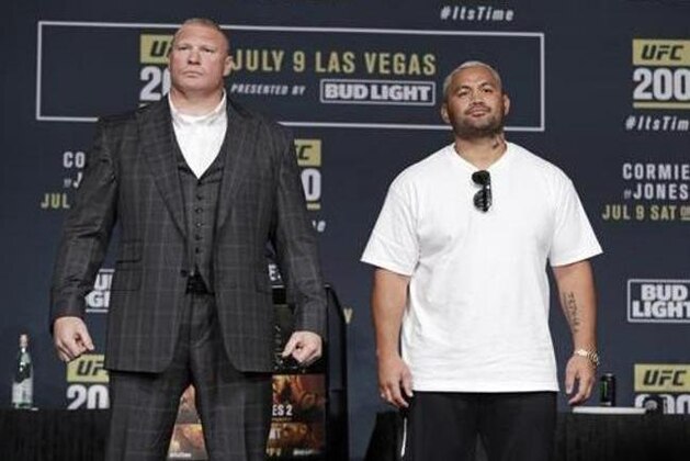 Brock Lesnar, left, and Mark Hunt pose for photographers during a UFC 200 mixed martial arts news conference, Wednesday, July 6, 2016, in Las Vegas. The two are scheduled to fight in a heavyweight fight at UFC 200 on Saturday. (AP Photo/John Locher)