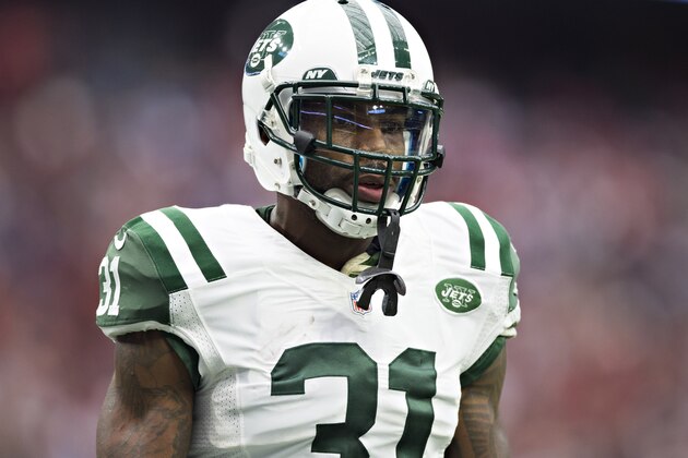 HOUSTON, TX - NOVEMBER 22:  Antonio Cromartie #31 of the New York Jets walks to the sidelines during a game against the Houston Texans at NRG Stadium on November 22, 2015 in Houston, Texas.  The Texans defeated the Jets 24-17.  (Photo by Wesley Hitt/Getty Images)