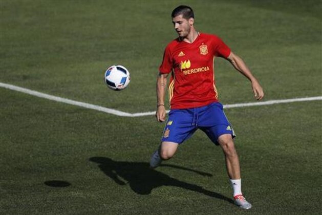Spain's Alvaro Morata controls the ball during a training session at the Sports Complex Marcel Gaillard in Saint Martin de Re in France, Thursday, June 23, 2016. Spain will face Italy in a Euro 2016 round of 16 soccer match in Paris on Monday, June 27, 2016. (AP Photo/Manu Fernandez)