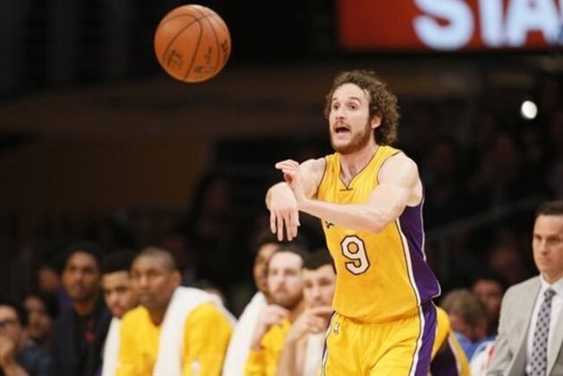 Los Angeles Lakers' Marcelo Huertas passes against the Cleveland Cavaliers during the first half of an NBA basketball game, Thursday, March 10, 2016, in Los Angeles. (AP Photo/Danny Moloshok)