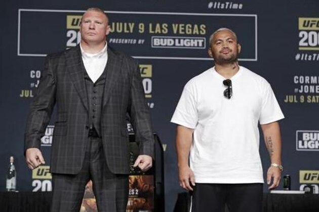 Brock Lesnar, left, and Mark Hunt pose for photographers during a UFC 200 mixed martial arts news conference, Wednesday, July 6, 2016, in Las Vegas. The two are scheduled to fight in a heavyweight fight at UFC 200 on Saturday. (AP Photo/John Locher)