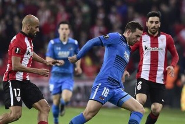 Athletic Bilbao's  Mikel Rico, left, duels for the ball with AZ Alkmaar's  Vincent Janssen during the Europa League Group L soccer match between Athletic Bilbao and AZ Alkmaar,  at San Mames stadium, in Bilbao, northern Spain, Thursday, Dec. 10, 2015. (AP Photo/Alvaro Barrientos)