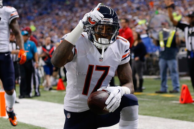 DETROIT, MI - NOVEMBER 27: Alshon Jeffery #17 of the Chicago Bears celebrates a first quarter touchdown against the Detroit Lions at Ford Field on November 27 , 2014 in Detroit, Michigan. (Photo by Leon Halip/Getty Images)