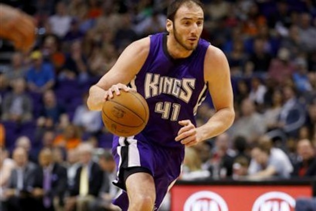Sacramento Kings center Kosta Koufos (41) drives agasint the Phoenix Suns during the first half of an NBA basketball game, Monday, April 11, 2016, in Phoenix. (AP Photo/Matt York)