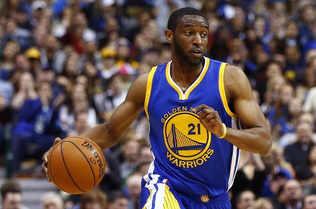 Dec 30, 2015; Dallas, TX, USA; Golden State Warriors guard Ian Clark (21) dribbles during the second half against the Dallas Mavericks at American Airlines Center. Dallas won 114 to 91. Mandatory Credit: Kevin Jairaj-USA TODAY Sports