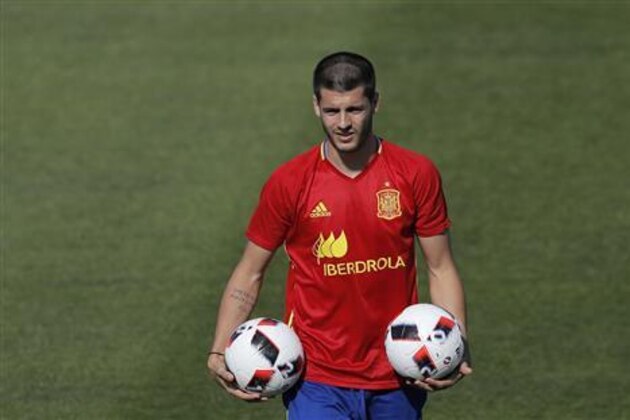 Spain's Alvaro Morata holds two balls during a training session at the Sports Complex Marcel Gaillard in Saint Martin de Re in France, Thursday, June 23, 2016. Spain will face Italy in a Euro 2016 round of 16 soccer match in Paris on Monday, June 27, 2016. (AP Photo/Manu Fernandez)