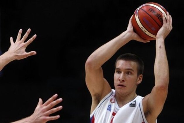 Serbia's Bogdan Bogdanovic attemps a shoot during the semifinal basketball match between Serbia and Lithuania, at the EuroBasket European Basketball Championships, in Lille, northern France, Friday, Sept. 18, 2015. (AP Photo/Michel Spingler)