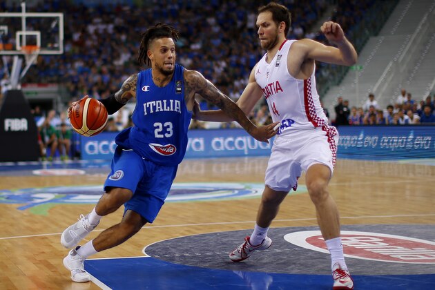 Italy's guard Daniel Hackett (L) vies to Croatia's shooting guard Bojan Bogdanovic during the final match of the Olympic Qualifying Tournament Croatia vs Italy at PalaIsozaki in Turin on July 9, 2016.  / AFP / MARCO BERTORELLO        (Photo credit should read MARCO BERTORELLO/AFP/Getty Images)