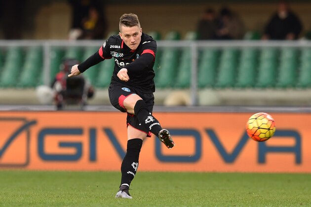 VERONA, ITALY - JANUARY 17:  Piotr Zielinski of Empoli FC kicks the ball during the Serie A match between AC Chievo Verona and Empoli FC at Stadio Marc'Antonio Bentegodi on January 17, 2016 in Verona, Italy.  (Photo by Valerio Pennicino/Getty Images)