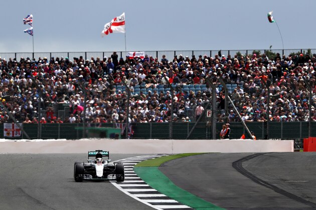 NORTHAMPTON, ENGLAND - JULY 10:  Lewis Hamilton of Great Britain driving the (44) Mercedes AMG Petronas F1 Team Mercedes F1 WO7 Mercedes PU106C Hybrid turbo on track during the Formula One Grand Prix of Great Britain at Silverstone on July 10, 2016 in Northampton, England.  (Photo by Mark Thompson/Getty Images)