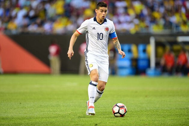 Colombia's James Rodriguez controls the ball during a Copa America Centenario semifinal football match against Chile in Chicago, Illinois, United States, on June 22, 2016.  / AFP / ALFREDO ESTRELLA        (Photo credit should read ALFREDO ESTRELLA/AFP/Getty Images)