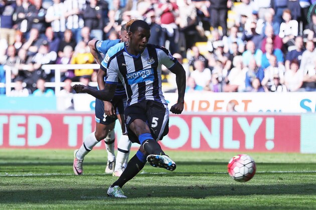 NEWCASTLE UPON TYNE, ENGLAND - MAY 15: Georginio Wijnaldum of Newcastle United converts the penalty to score his team's third goal during the Barclays Premier League match between Newcastle United and Tottenham Hotspur at St James' Park on May 15, 2016 in Newcastle, England.  (Photo by Ian MacNicol/Getty Images)