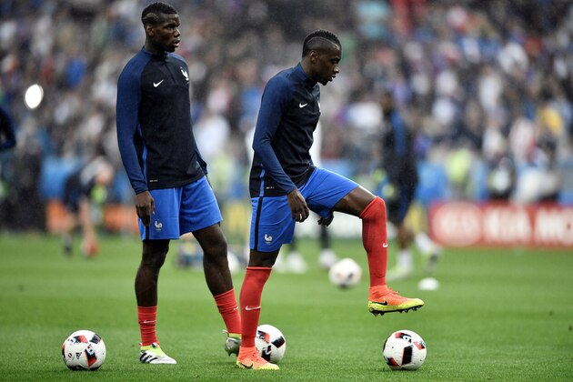 (LtoR) France's midfielder Paul Pogba and France's midfielder Blaise Matuidi warm up ahead the Euro 2016 quarter-final football match between France and Iceland at the Stade de France in Saint-Denis, near Paris, on July 3, 2016.  / AFP / PHILIPPE LOPEZ        (Photo credit should read PHILIPPE LOPEZ/AFP/Getty Images)