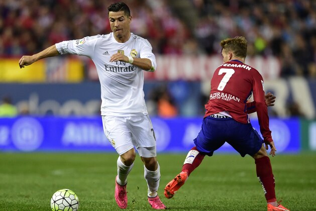Real Madrid's Portuguese forward Cristiano Ronaldo (L) vies with Atletico Madrid's French forward Antoine Griezmann during the Spanish league football match Club Atletico de Madrid vs Real Madrid CF at the Vicente Calderon stadium in Madrid on October 4, 2015.   AFP PHOTO/ JAVIER SORIANO        (Photo credit should read JAVIER SORIANO/AFP/Getty Images)