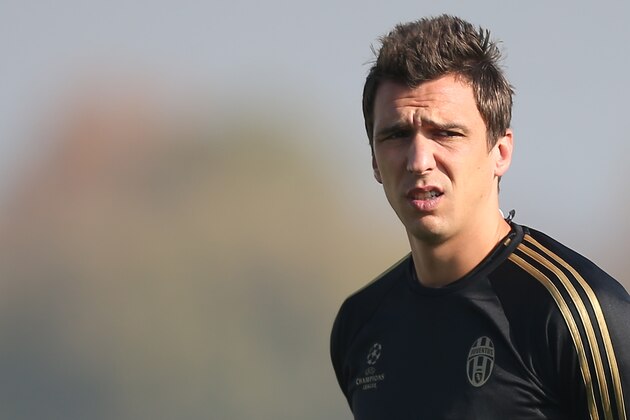 Juventus' forward Mario Mandzukic from Croatia takes part in a training session on the eve of the UEFA Champions League football match Borussia Moenchengladbach Vs Juventus on November 2, 2015 at the 'Juventus Training Center' in Vinovo, near Turin.  / AFP / MARCO BERTORELLO        (Photo credit should read MARCO BERTORELLO/AFP/Getty Images)