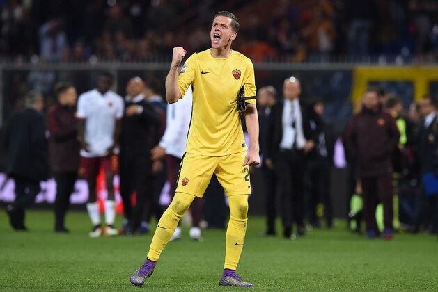 GENOA, ITALY - MAY 02:  Wojciech Szczesny of AS Roma celebrates victory at the end of the Serie A match between Genoa CFC and AS Roma at Stadio Luigi Ferraris on May 2, 2016 in Genoa, Italy.  (Photo by Valerio Pennicino/Getty Images)