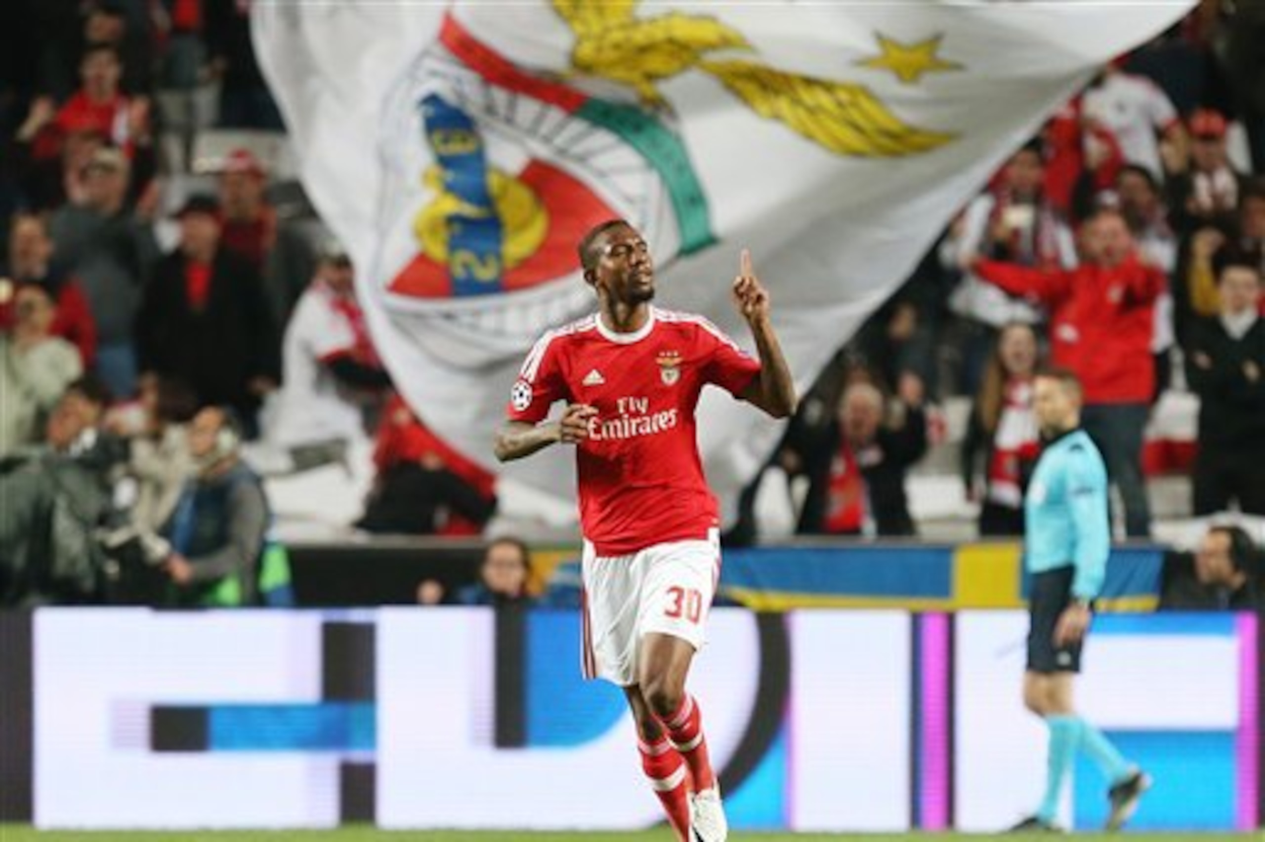 Benfica’s Anderson Talisca celebrates his side's equalizing goal during the Champions League quarterfinal second leg soccer match between SL Benfica and Bayern Munich at the Luz stadium in Lisbon Wednesday, April 13, 2016. (AP Photo/Armando Franca)