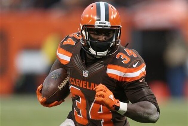 Cleveland Browns running back Isaiah Crowell (34) against the Pittsburgh Steelers during the second half of an NFL football game, Sunday, Jan. 3, 2016, in Cleveland. (AP Photo/Ron Schwane)