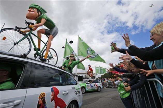 Spectators try and get hold of presents distributed during the sponsor's parade prior to the eleventh stage of the Tour de France cycling race over 162.5 kilometers (100.7 miles) with start in Carcassonne and finish in Montpellier, France, Wednesday, July 13, 2016. (AP Photo/Christophe Ena)