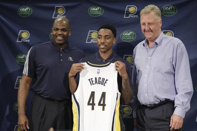 Indiana Pacers' Jeff Teague poses with head coach Nate McMillan, left, and President of Basketball Operations Larry Bird during a news conference, Monday, July 11, 2016, in Indianapolis. The Pacers acquired Teague from the Atlanta Hawks in a three-team trade. (AP Photo/Darron Cummings)