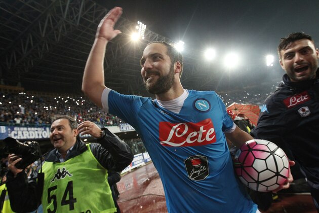 Napoli's Argentinian-French forward Gonzalo Higuain celebrates at the end of the Italian Serie A football match SSC Napoli vs Frosinone Calcio on May 14 2016 at the San Paolo stadium in Naples. / AFP / CARLO HERMANN        (Photo credit should read CARLO HERMANN/AFP/Getty Images)