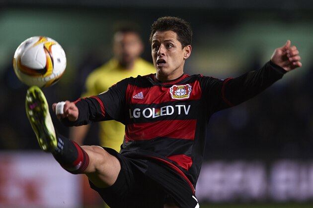 VILLARREAL, SPAIN - MARCH 10:  Javier 'Chicharito' Hernandez of Bayer Leverkusen controls the ball during the UEFA Europa League Round of 16 first leg match between Villarreal and Bayer Leverkusen at El Madrigal Stadium on March 10, 2016 in Villarreal, Spain.  (Photo by Manuel Queimadelos Alonso/Getty Images)