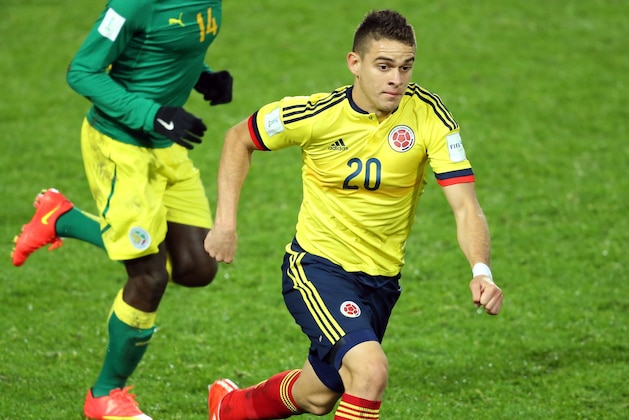 Moussa Kone (L) of Senegal runs after Santos Borre (R) of Colombia during the FIFA Under-20 World Cup football match between Colombia and Senegal in Hamilton on June 3, 2015.    AFP PHOTO / Michael Bradley        (Photo credit should read MICHAEL BRADLEY/AFP/Getty Images)