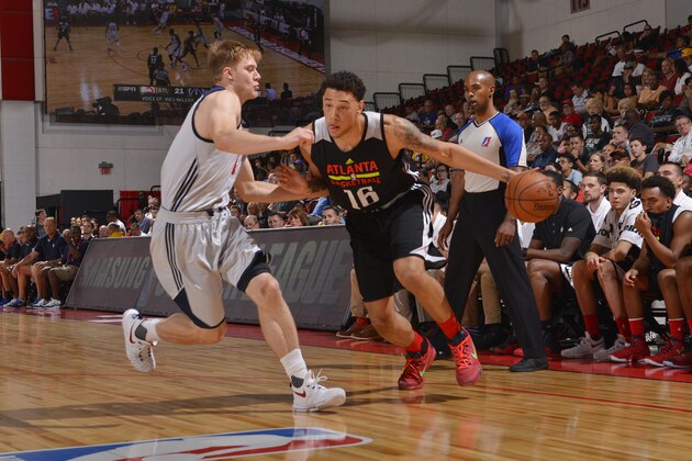 LAS VEGAS, NV - JULY 14:  Brandon Ashley #16 of the Atlanta Hawks moves the ball against the Washington Wizards during the 2016 NBA Las Vegas Summer League game on July 14, 2016 at the Cox Pavillion in Las Vegas, Nevada. NOTE TO USER: User expressly acknowledges and agrees that, by downloading and or using this photograph, User is consenting to the terms and conditions of the Getty Images License Agreement. Mandatory Copyright Notice: Copyright 2016 NBAE  (Photo by David Dow/NBAE via Getty Images)